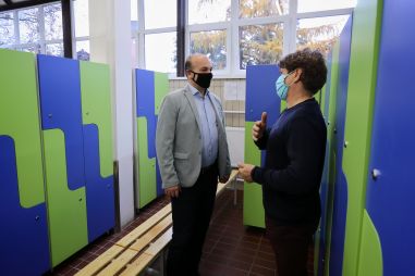 Somody László alpolgármester Bögös József uszodaüzemeltetési osztályvezetővel