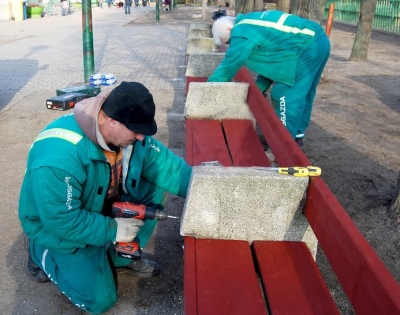 Folyamatos a padjavítás és a játszótér-felújítás