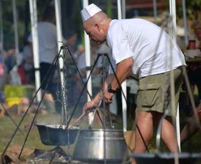 Egyedül aludt a bogrács mellett