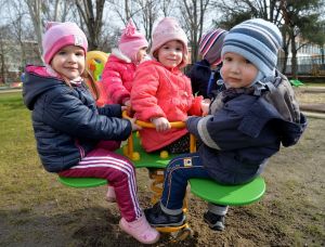 Új játékok a Csibekas bölcsőde udvarán