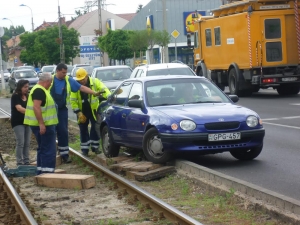 Toyota a villamos sínen, állt a forgalom