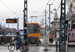 Eltűnik a póznarengeteg a Béke térről