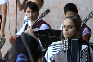 Előkerültek a gitárok és a harmonikák