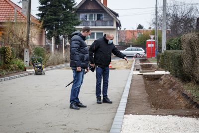 Aszfaltozás és közvilágítás kiépítése a Jég utcában