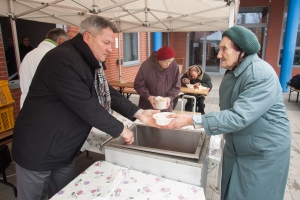 Meleg étel a rászorulóknak