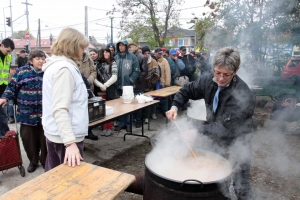 Ruhát és ételt osztottak