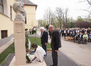 Leleplezték Sztehlo Gábor szobrát