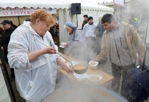 Ételt osztottak a piactéren