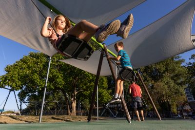 Siker – befogadó játszóteret és közösségi parkot nyert a kerületünk a gyerekeknek!