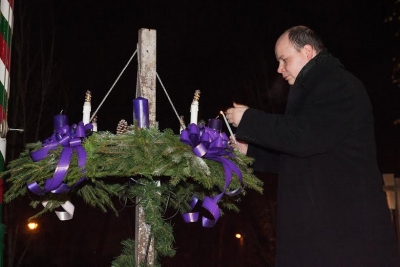 Adventi koszorú gyúlt a Hősök terén