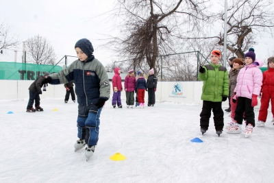 Népszerű a jégpálya a Bókay-kertben