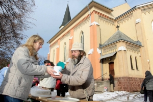 Ingyenebéd a templomkertben